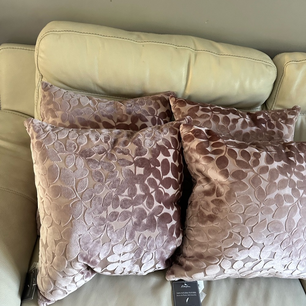 2 pillows - Picture 4 of 8